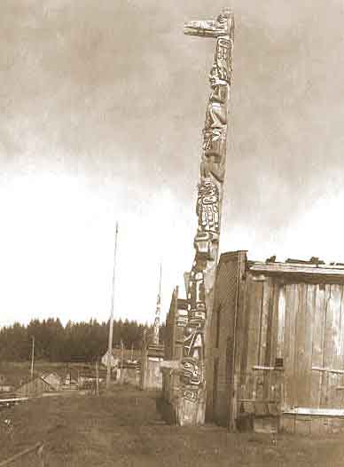 Tsimshian Totem Pole: Edward Curtis 1914; [Public domain image]