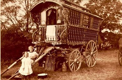 Roma wagon circa 1900. (Public Domain Image)